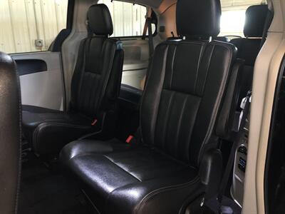 2016 Chrysler Town & Country Touring - Photo 16 - Saint Louis, MI 48880-9800