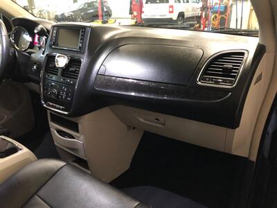 2016 Chrysler Town & Country Touring - Photo 21 - Saint Louis, MI 48880-9800