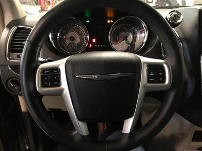 2016 Chrysler Town & Country Touring - Photo 8 - Saint Louis, MI 48880-9800