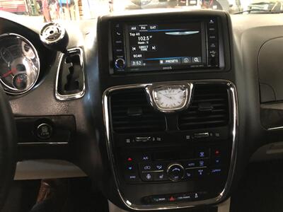 2016 Chrysler Town & Country Touring - Photo 9 - Saint Louis, MI 48880-9800