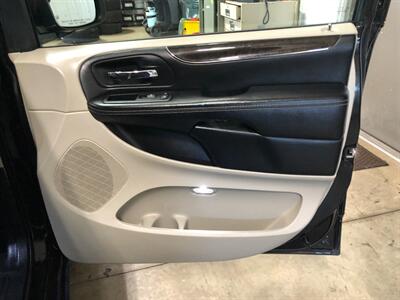 2016 Chrysler Town & Country Touring - Photo 22 - Saint Louis, MI 48880-9800