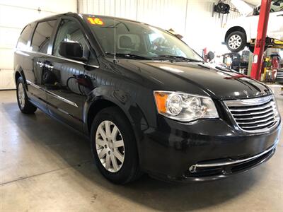 2016 Chrysler Town & Country Touring - Photo 3 - Saint Louis, MI 48880-9800