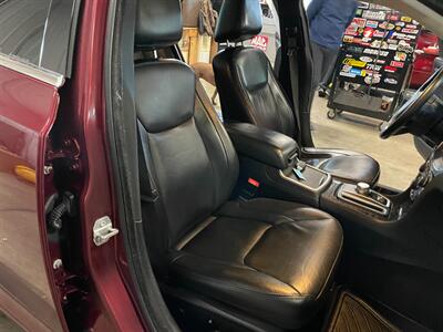 2017 Chrysler 300 Limited - Photo 19 - Saint Louis, MI 48880-9800