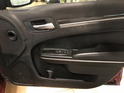 2017 Chrysler 300 Limited - Photo 22 - Saint Louis, MI 48880-9800