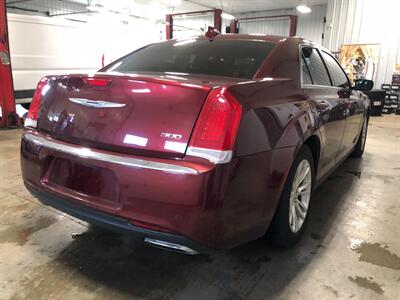 2017 Chrysler 300 Limited - Photo 6 - Saint Louis, MI 48880-9800