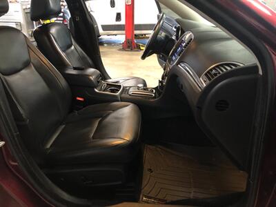 2017 Chrysler 300 Limited - Photo 18 - Saint Louis, MI 48880-9800