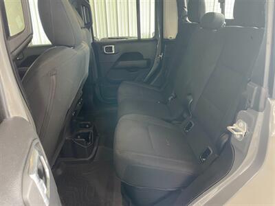 2020 Jeep Gladiator Overland   - Photo 15 - Saint Louis, MI 48880-9800