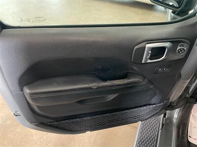 2020 Jeep Gladiator Overland   - Photo 19 - Saint Louis, MI 48880-9800