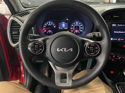2022 Kia Soul LX   - Photo 8 - Saint Louis, MI 48880-9800