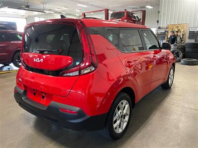 2022 Kia Soul LX   - Photo 6 - Saint Louis, MI 48880-9800