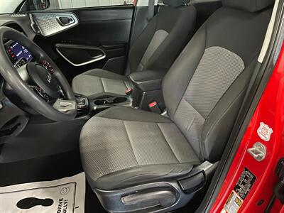 2022 Kia Soul LX   - Photo 13 - Saint Louis, MI 48880-9800