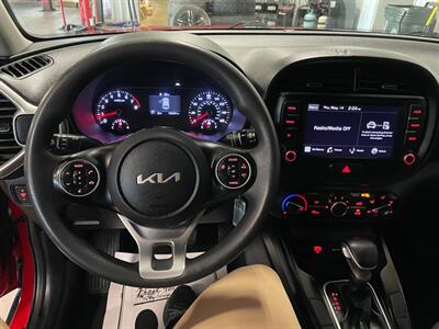 2022 Kia Soul LX   - Photo 7 - Saint Louis, MI 48880-9800