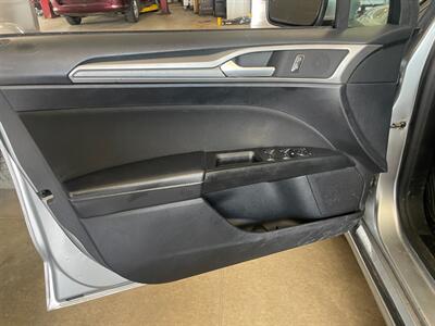 2020 Ford Fusion SE   - Photo 20 - Saint Louis, MI 48880-9800