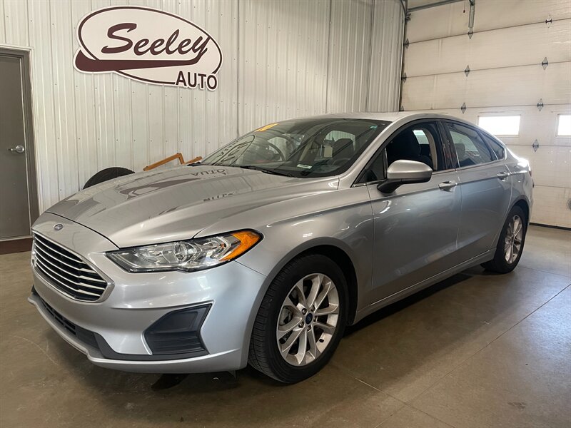 2020 Ford Fusion SE   - Photo 1 - Saint Louis, MI 48880-9800
