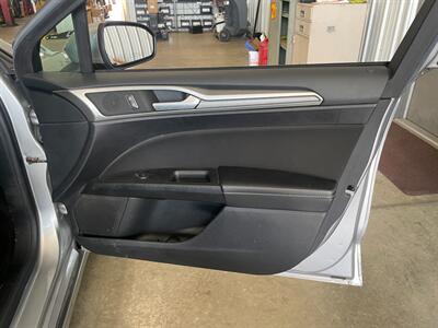 2020 Ford Fusion SE   - Photo 19 - Saint Louis, MI 48880-9800