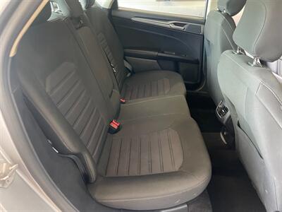 2020 Ford Fusion SE   - Photo 16 - Saint Louis, MI 48880-9800