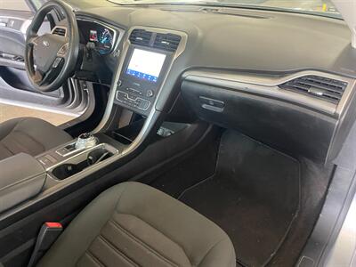 2020 Ford Fusion SE   - Photo 18 - Saint Louis, MI 48880-9800