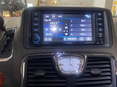 2015 Chrysler Town and Country Touring-L   - Photo 15 - Saint Louis, MI 48880-9800