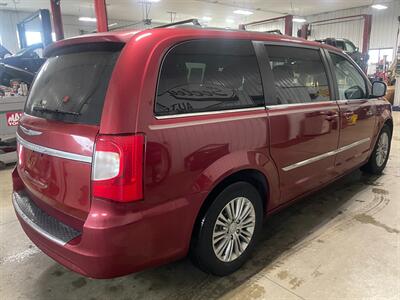 2015 Chrysler Town and Country Touring-L   - Photo 6 - Saint Louis, MI 48880-9800