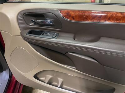 2015 Chrysler Town and Country Touring-L   - Photo 25 - Saint Louis, MI 48880-9800