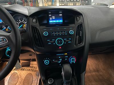2017 Ford Focus SE - Photo 11 - Saint Louis, MI 48880-9800