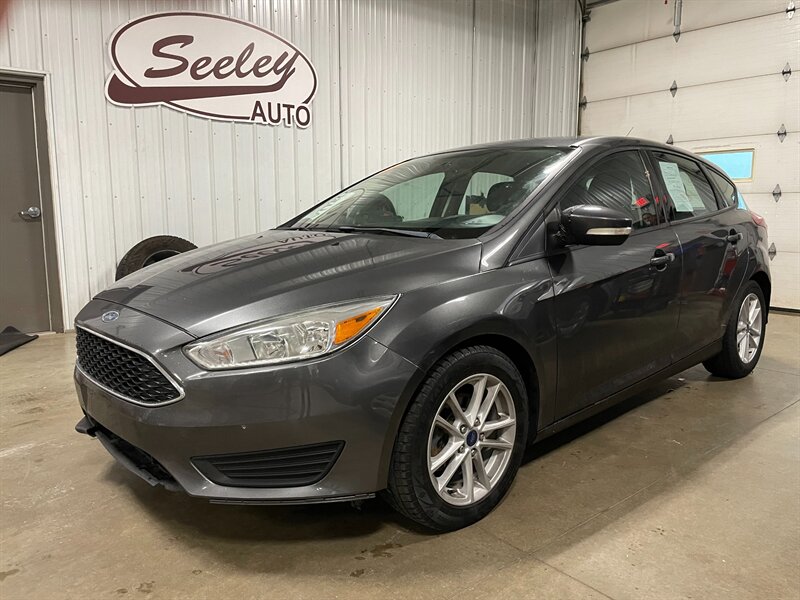 2017 Ford Focus SE   - Photo 1 - Saint Louis, MI 48880-9800