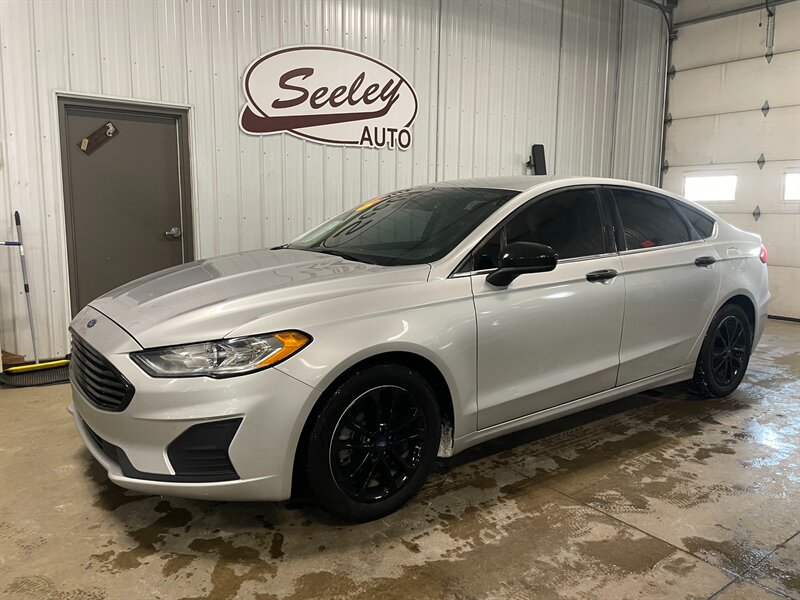 2019 Ford Fusion SE   - Photo 1 - Saint Louis, MI 48880-9800