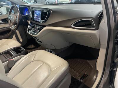 2018 Chrysler Pacifica Touring L   - Photo 21 - Saint Louis, MI 48880-9800