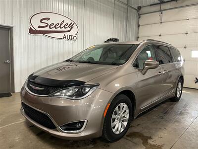 2018 Chrysler Pacifica Touring L   - Photo 2 - Saint Louis, MI 48880-9800