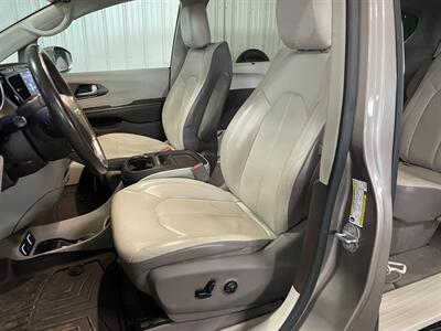 2018 Chrysler Pacifica Touring L   - Photo 14 - Saint Louis, MI 48880-9800