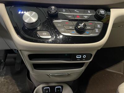2018 Chrysler Pacifica Touring L   - Photo 13 - Saint Louis, MI 48880-9800