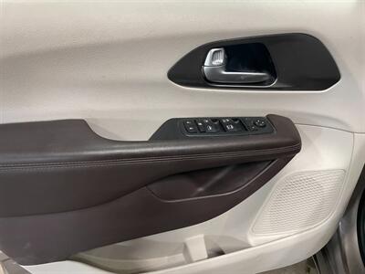 2018 Chrysler Pacifica Touring L   - Photo 22 - Saint Louis, MI 48880-9800