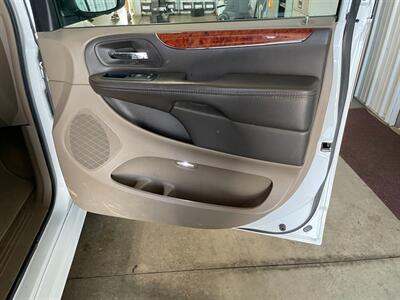 2016 Chrysler Town and Country Limited Platinum - Photo 24 - Saint Louis, MI 48880-9800
