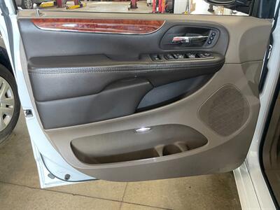 2016 Chrysler Town and Country Limited Platinum - Photo 25 - Saint Louis, MI 48880-9800