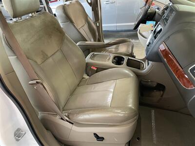 2016 Chrysler Town and Country Limited Platinum - Photo 22 - Saint Louis, MI 48880-9800