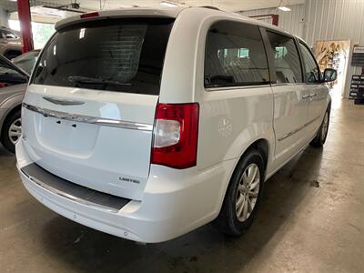 2016 Chrysler Town and Country Limited Platinum - Photo 6 - Saint Louis, MI 48880-9800