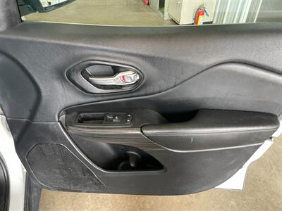 2015 Jeep Cherokee Limited - Photo 23 - Saint Louis, MI 48880-9800