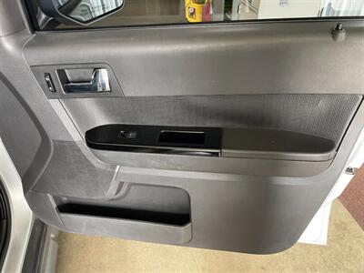 2009 Ford Escape Limited   - Photo 20 - Saint Louis, MI 48880-9800