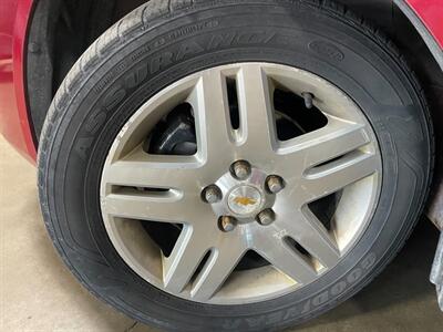 2009 Chevrolet Impala LT   - Photo 19 - Saint Louis, MI 48880-9800