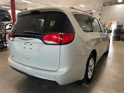 2017 Chrysler Pacifica Touring Plus - Photo 6 - Saint Louis, MI 48880-9800