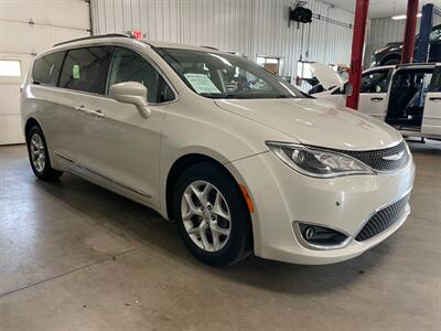 2017 Chrysler Pacifica Touring Plus - Photo 5 - Saint Louis, MI 48880-9800
