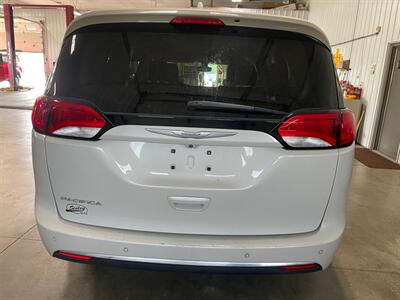 2017 Chrysler Pacifica Touring Plus - Photo 7 - Saint Louis, MI 48880-9800