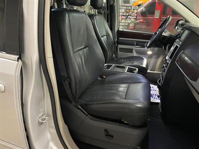 2010 Chrysler Town and Country Touring Plus   - Photo 18 - Saint Louis, MI 48880-9800