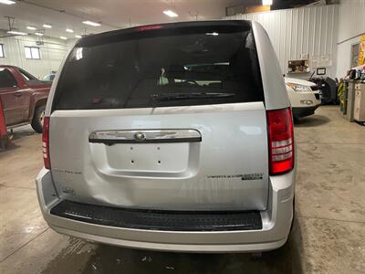 2010 Chrysler Town and Country Touring Plus   - Photo 7 - Saint Louis, MI 48880-9800