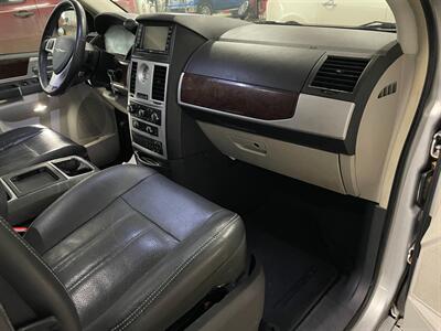 2010 Chrysler Town and Country Touring Plus   - Photo 21 - Saint Louis, MI 48880-9800