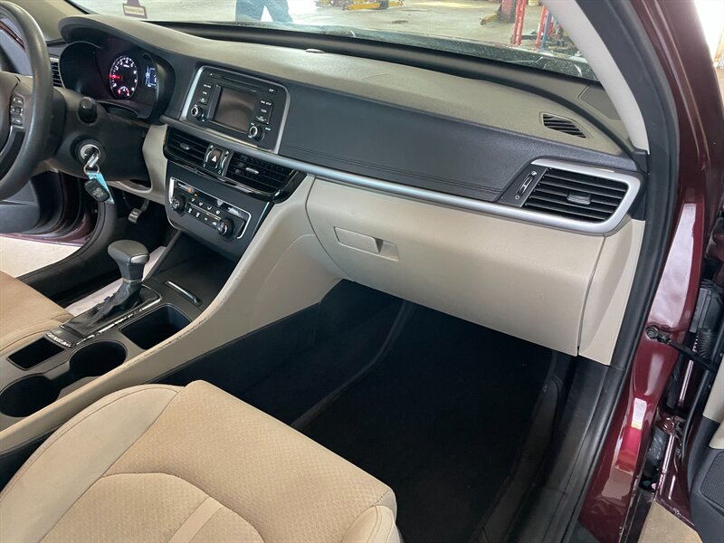 2016 Kia Optima LX - Photo 18 - Saint Louis, MI 48880-9800