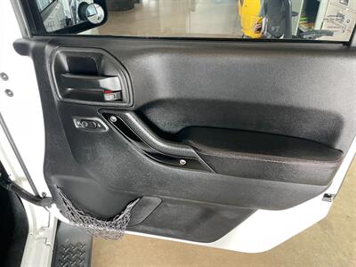 2012 Jeep Wrangler Unlimited Sahara   - Photo 23 - Saint Louis, MI 48880-9800