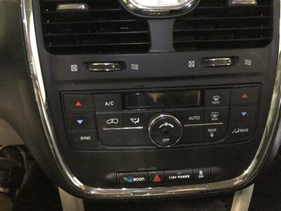 2014 Chrysler Town & Country Touring   - Photo 11 - Saint Louis, MI 48880-9800