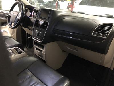 2014 Chrysler Town & Country Touring   - Photo 18 - Saint Louis, MI 48880-9800