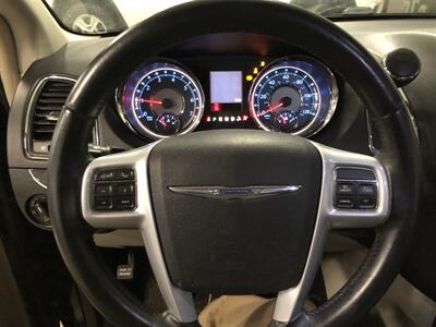 2014 Chrysler Town & Country Touring   - Photo 7 - Saint Louis, MI 48880-9800